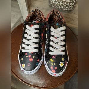 Madden Girl Clue Patterned Sneaker size 2 new in box